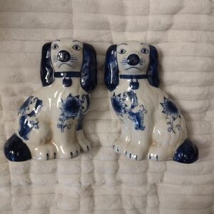6" Tall Pair Of Blue & White Staffordshire Style Dogs